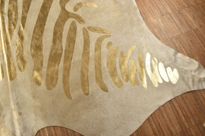 Kuhfell mit goldenen Zebra Prägung 210 x 170 cm