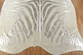 Kuhfell grau mit silber Zebra Prägung 210 x 170 cm